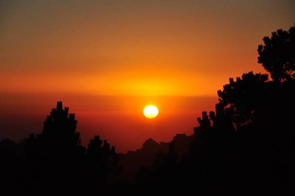 A lua nasce de um lado e o sol se pôe do outro, num fim de tarde glorioso perto de Amecameca, na região central do México